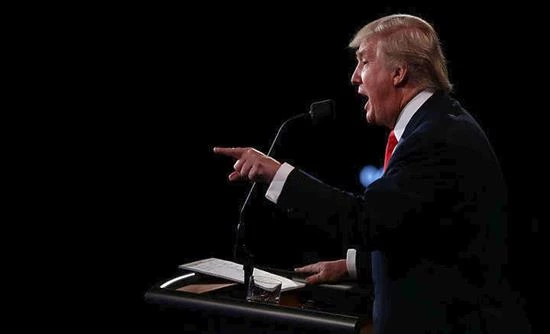 Πρώην συνεργάτης του Τραμπ κατηγορείται ότι πλήρωνε μυστικά Ευρωπαίους πολιτικούς